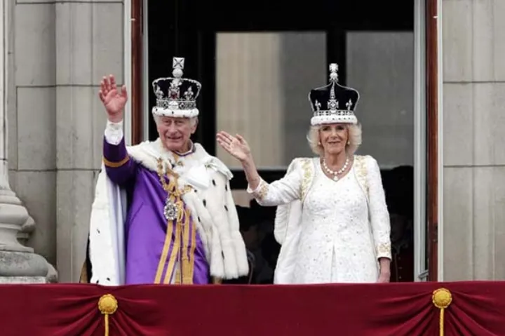 ویلون‌نوازی دختر جوان مونترالی با ساز شخصی پادشاه، در مراسم تاجگذاری چارلز